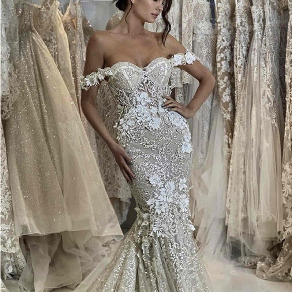 Elegant Off-Shoulder Lace Wedding Gown - Picture 1 of 10